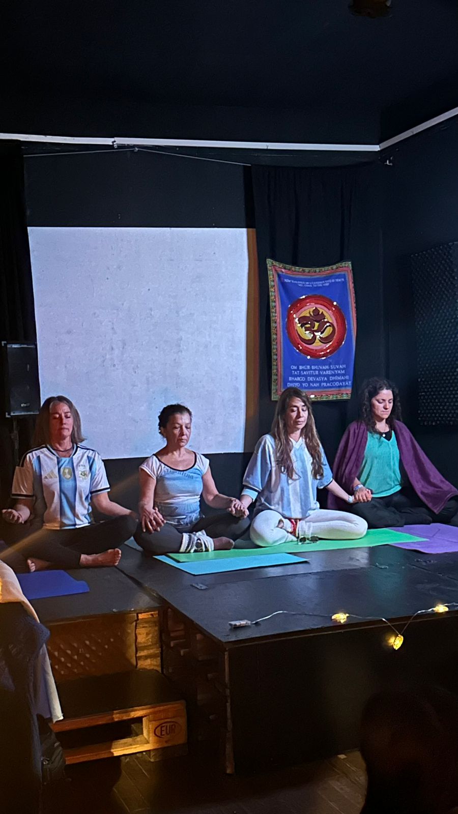 Posturas de yoga en Centro de Bienestar YOW